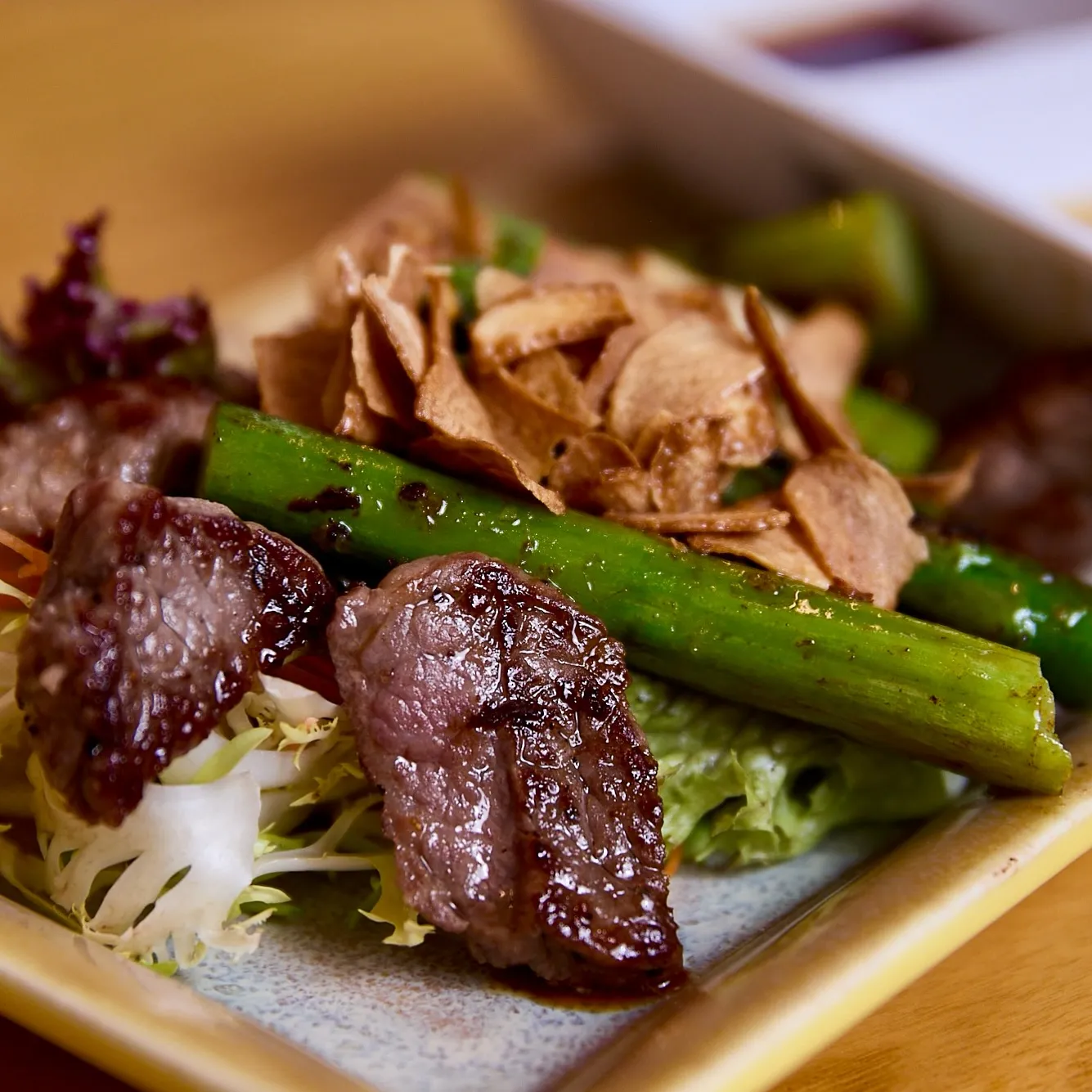 Wagyu en asperges op de teppanyaki