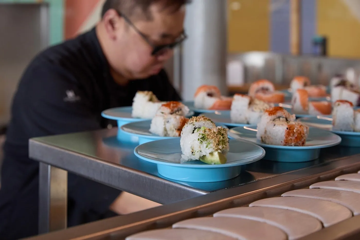 De chef zet verse rolls op de band