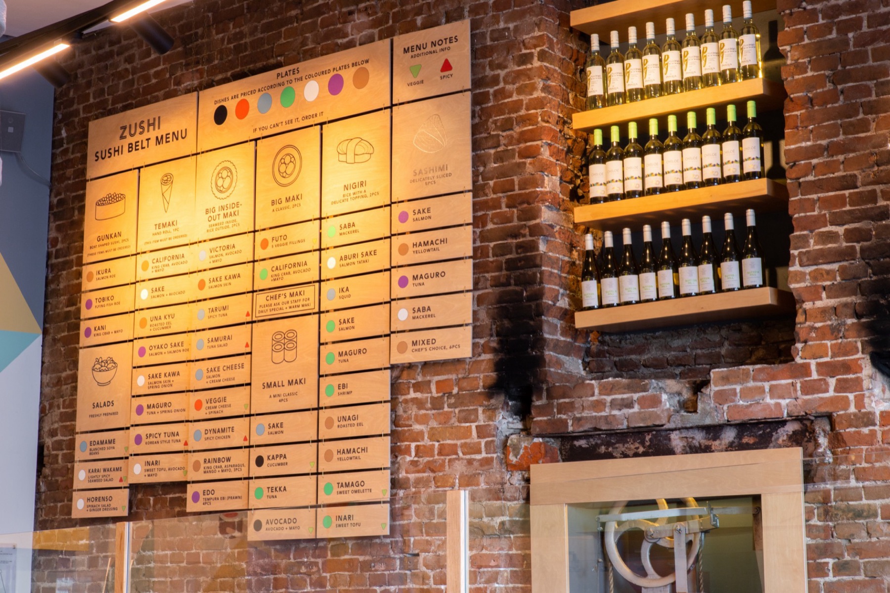 Het bandmenu op de bakstenen muur naast de bar