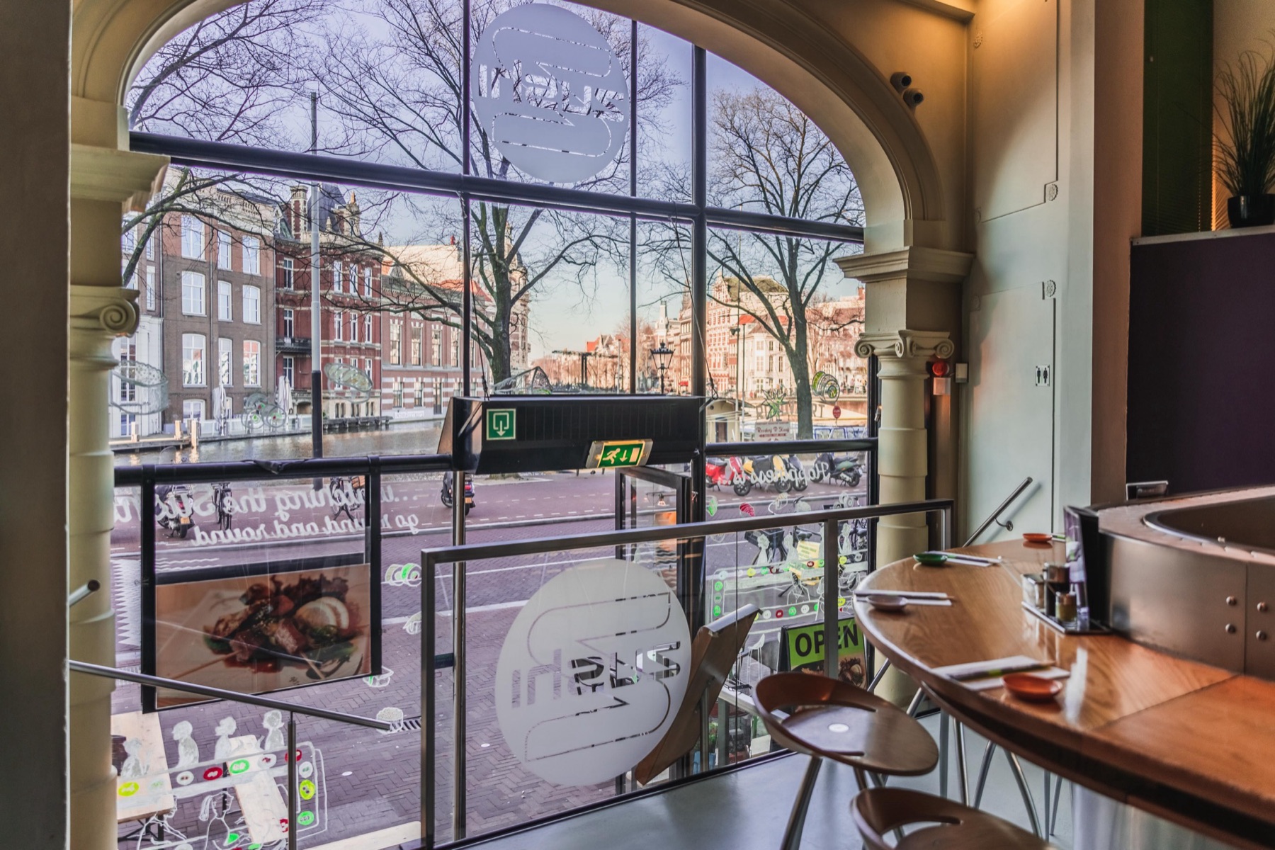 Een plek aan het raam boven de Amstel